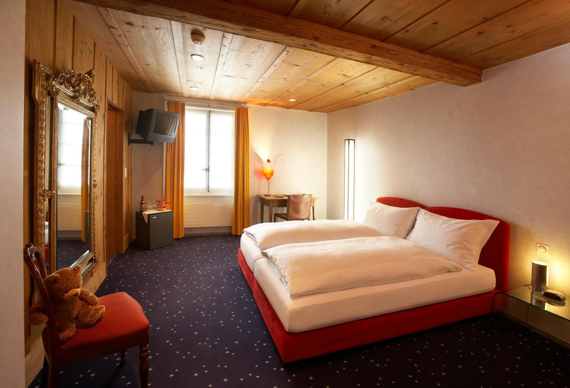 Romantik Hotel De L'Ours Sugiez Esterno foto
